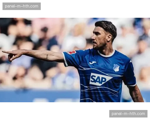 特写：霍芬海姆门将扑出点球后，与后卫激情相拥