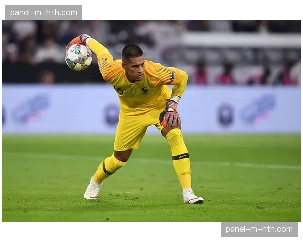 特写镜头:西汉姆联门将阿雷奥拉冲出禁区完成一次关键拦截